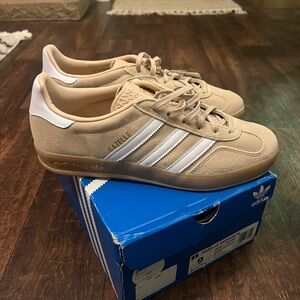 Women’s Adidas Gazelle Beige and White Sneakers Size 9
